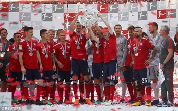 Bayern Munich giương cao Đĩa bạc Bundesliga trong ngày thảm bại