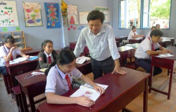 Thầy giáo băng rừng “gieo chữ” cho học sinh làng chài Phú Quốc