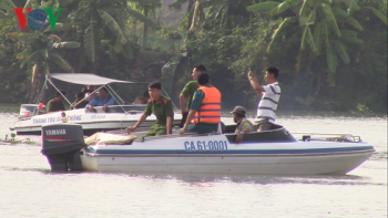 Lật sà lan 500 tấn chở cát chìm trên sông Đồng Nai, 3 người mất tích