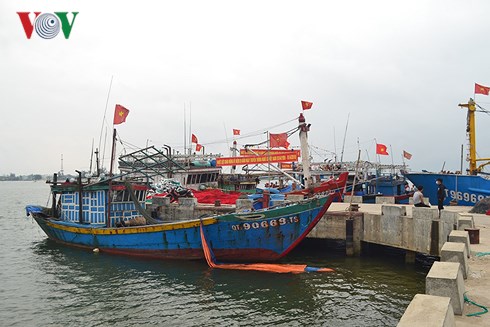 Ngư dân Quảng Trị lo lắng vì cát bồi lấp cửa biển Cửa Việt