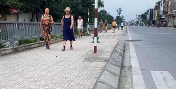 Nhộn nhịp người đi bộ thể dục trên vỉa hè tuyến đường Việt Bắc