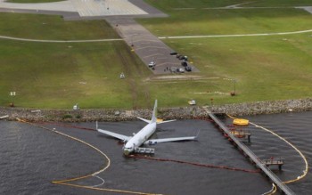 Mỹ điều tra vụ máy bay Boeing 737 trượt khỏi đường băng rơi xuống sông