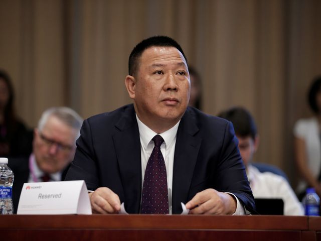Huawei: Lệnh cấm của Trump có thể khiến 10.000 người Mỹ mất việc