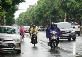 Trận mưa “ngoi Nam” giúp thành Vinh giảm gần 10 độ C