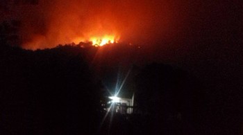 Rừng phòng hộ ở Hà Nội cháy dữ dội, 2.000 người tham gia dập lửa