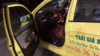Tài xế taxi bị cướp đâm gần 10 nhát trong đêm