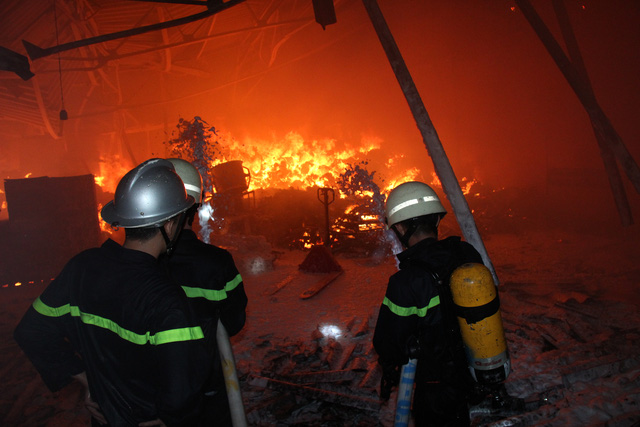 Hình ảnh “biển lửa” bao trùm khu vực gần cảng Sài Gòn suốt 3 tiếng