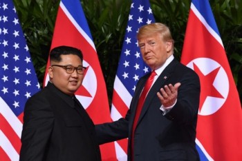Ảnh: Cú bắt tay đầu tiên trong lịch sử giữa lãnh đạo Mỹ và Triều Tiên