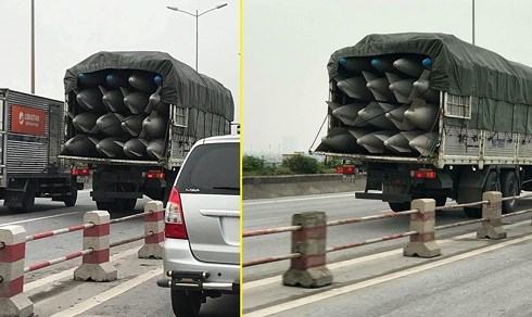 2 xe tải chở vật thể lạ nghi bom chạy bon bon trên đường Hà Nội