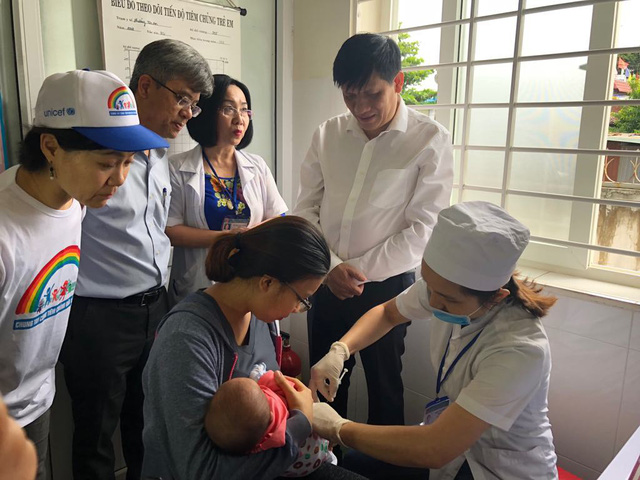 Chuẩn bị thực hiện tiêm vắc xin sởi cho trẻ dưới 9 tháng tuổi