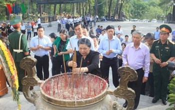 Phó Chủ tịch Quốc hội viếng các nghĩa trang liệt sĩ tại Quảng Trị