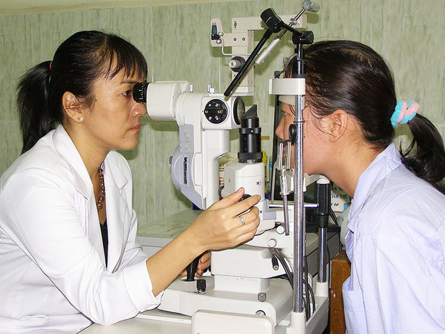 Ăn cháo chữa cận thị: Cận không khỏi, mắt càng thêm nheo
