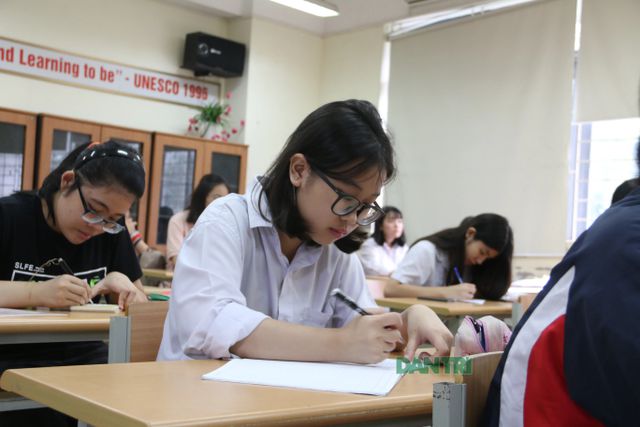Sáng nay, gần 180.000 học sinh Hà Nội, TPHCM và Đà Nẵng thi vào lớp 10