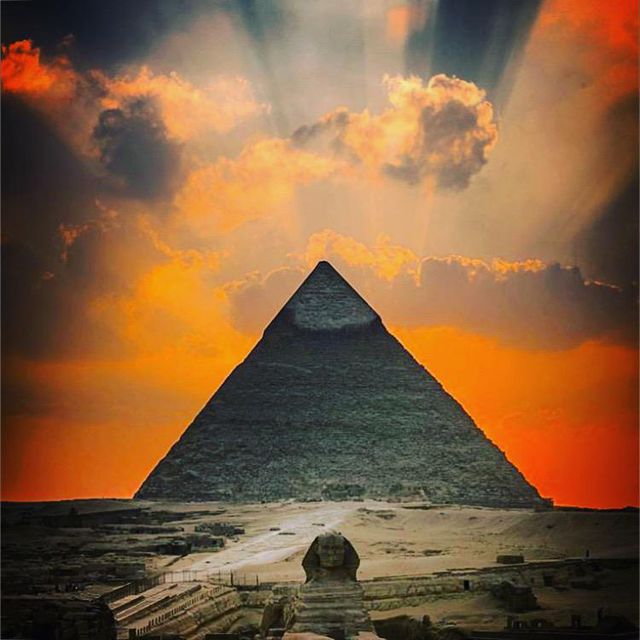 Đại kim tự tháp Giza từ có thể được xây dựng trên đỉnh đồi tự nhiên khổng lồ