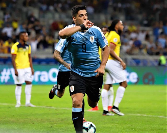 Suarez, Cavani lập công, Uruguay đại thắng 4-0 Ecuador