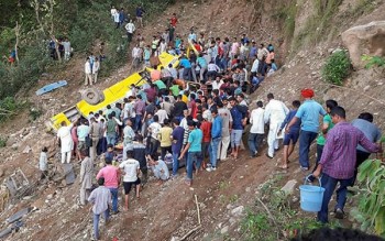 Xe bus lao xuống hẻm núi ở Ấn Độ, ít nhất 32 người thiệt mạng