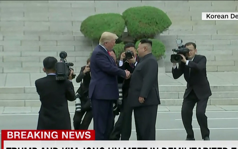 Tổng thống Mỹ và Chủ tịch Triều Tiên có cái bắt tay lịch sử ở DMZ