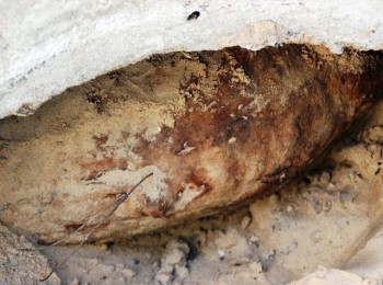 Quả bom nặng 300 kg "bơ vơ" hơn 1 tuần khiến cả xóm hoang mang