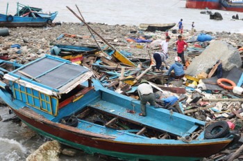 Hàng chục tàu cá bị bão đánh chìm: Xót xa những tàu cá tan tành!