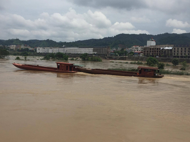 Hàng chục thuyền máy cỡ lớn bị lũ sông Hồng cuốn trôi