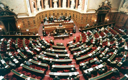 Pháp cấm các chính trị gia thuê người thân làm trợ lý trong Quốc hội