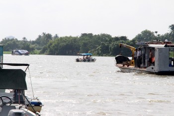Nỗ lực tìm kiếm 2 mẹ con mất tích trên sông Sài Gòn