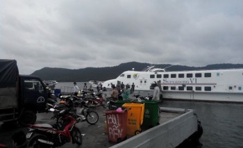 Tạm ngừng chạy tàu ra Phú Quốc, hàng trăm du khách mắc kẹt trên đảo