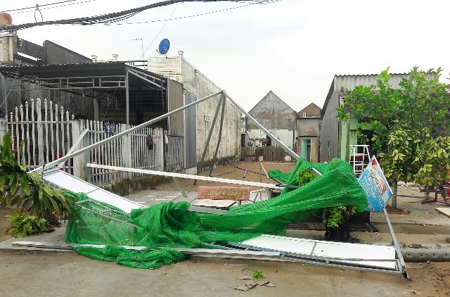 Giông lốc làm hư hại hơn 100 nhà dân ở Cà Mau