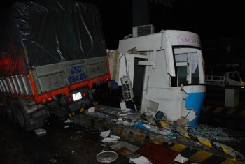 Xe tải tông sập cabin trạm thu phí, nhân viên bán vé may mắn thoát chết