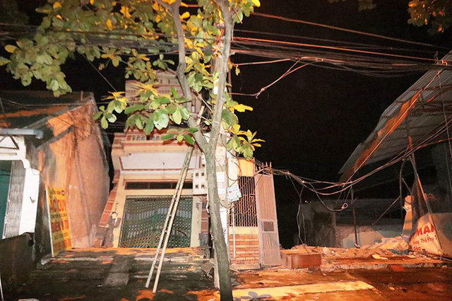 Hàng loạt nhà dân bị 'trượt' xuống sông Đà trong đêm