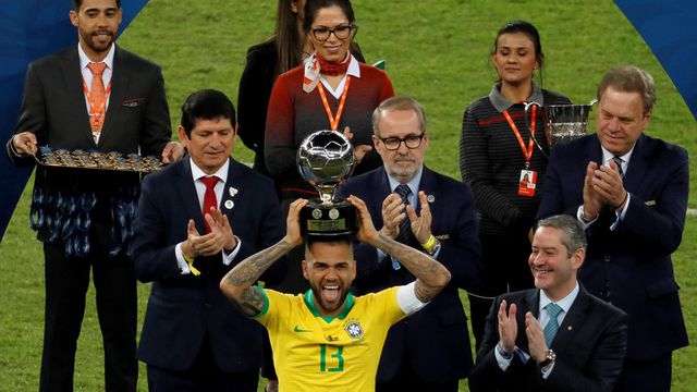 Dani Alves giành giải Cầu thủ xuất sắc nhất Copa America