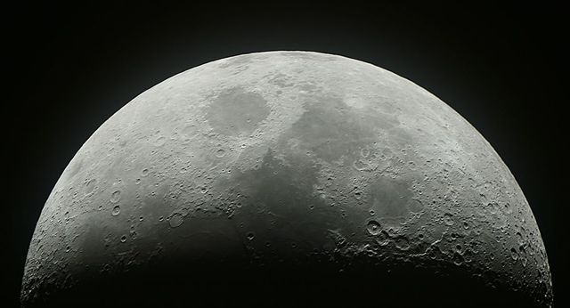 Người Nga nghĩ cách biến đất Mặt trăng thành... bê tông