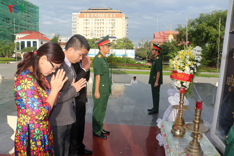 Dâng hương tưởng niệm các Anh hùng liệt sĩ tại Campuchia