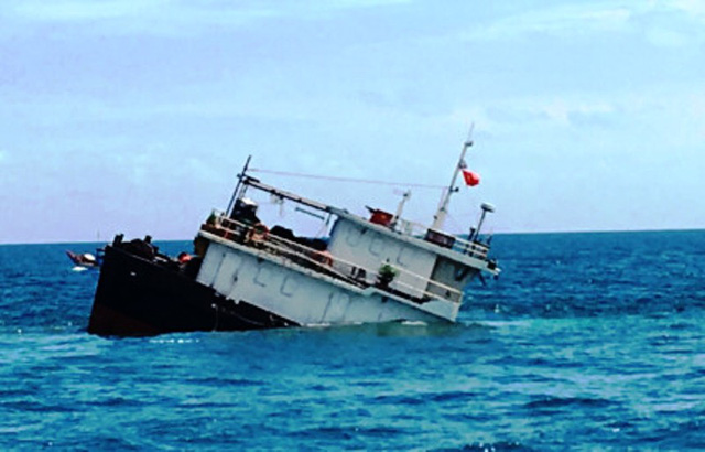 Tàu chở gần 5.000 tấn hàng chìm trên biển, 10 người được cứu sống