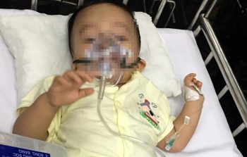 Giao bé trai 1 tuổi bị bạo hành cho ông bà ngoại chăm sóc