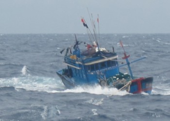 Cứu sống 4 ngư dân trên tàu cá có nguy cơ bị chìm