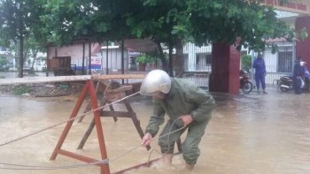 Mưa lớn gây ngập tại Hạ Long, một học sinh bị cuốn xuống cống