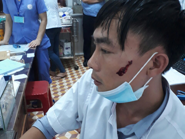 Người nhà bệnh nhân đánh nam điều dưỡng chấn thương vùng mặt