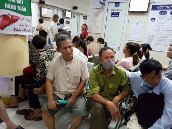 Bệnh viện kêu trời vì bị “siết chi” khám BHYT, Bộ Y tế vào cuộc