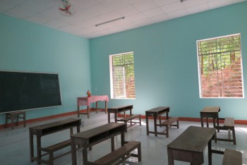 Xây phòng học mới ở nơi học sinh mượn nhà sinh hoạt thôn để học