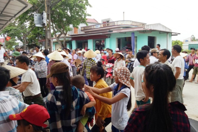 hang tram nguoi dan tap trung phan doi sap nhap truong