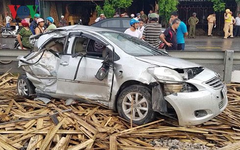 Tàu hỏa đâm ô tô ở Nam Định, 4 người bị thương nặng