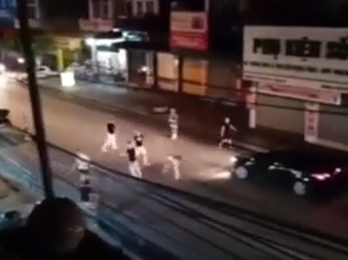 Hai nhóm thanh niên chém nhau, đập phá ô tô trên đường