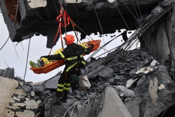 Ảnh: Toàn cảnh công tác cứu hộ các nạn nhân trong vụ sập cầu ở Italy