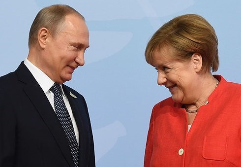 Tổng thống Nga V.Putin và Thủ tướng Đức họp báo trước hội đàm