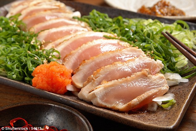 Suýt bị mù vì 'nghiện' sashimi gà