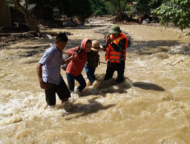 thay co den truong sau lu khong dien khong nuoc thuc an cung khong con