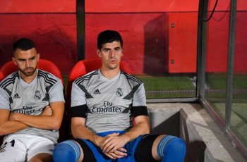 Courtois ngán ngẩm khi liên tục dự bị ở Real Madrid