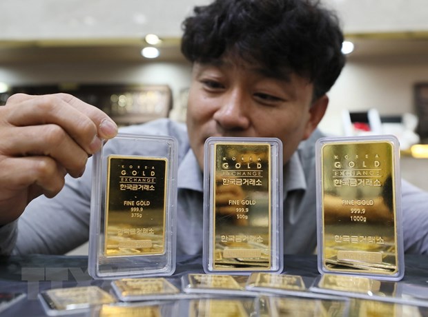 Giá vàng châu Á vọt lên mức cao nhất trong hơn 6 năm