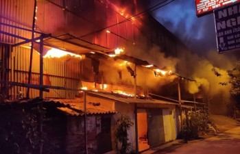 Cháy kho Công ty Rạng Đông: Di chuyển hơn 200 người dân trong đêm